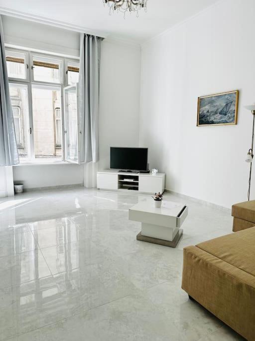Servita Square Apartment *